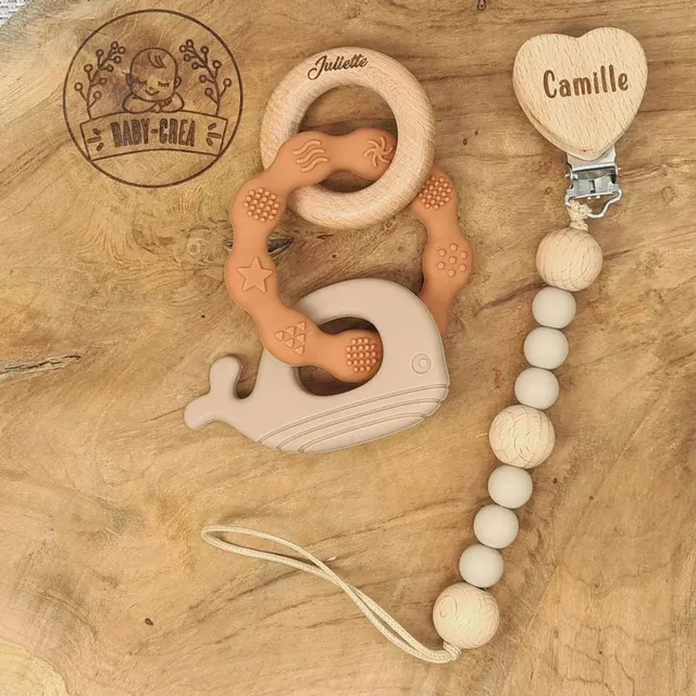 Baby-Crea Coffret naissance personnalisé attache tétine et anneau dauphin rouge tomette